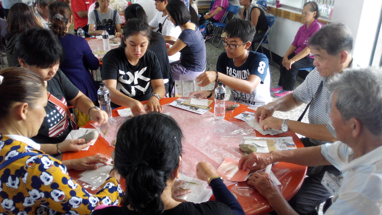 見學之旅當天在高樹東興進行敲染DIY活動，而在鹽埔彭厝則有紙漿藝術DIY的活動。