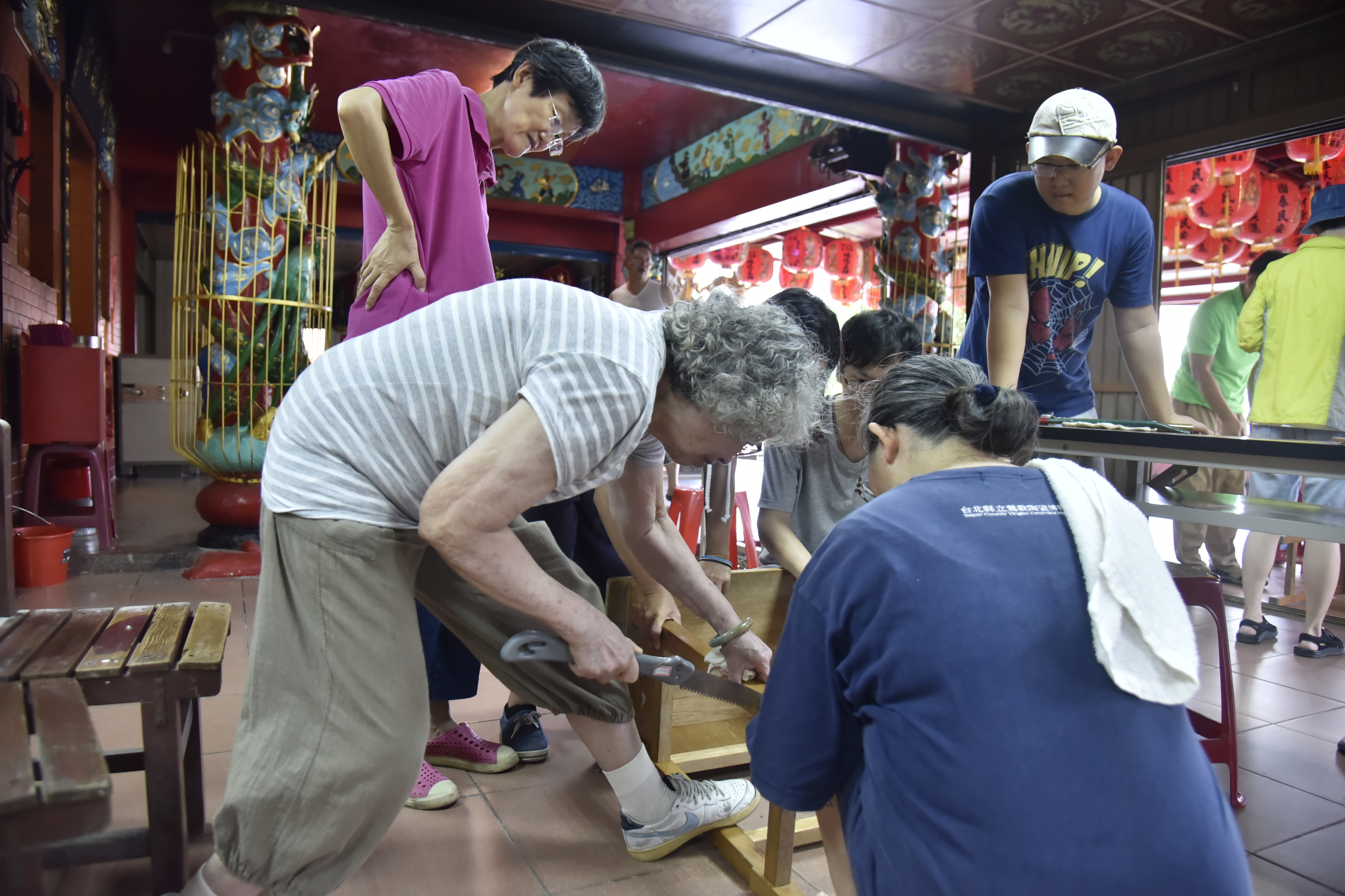 解說完畢開始做創意傢俱囉！（快80歲的阿嬷怎麼這麼厲害）