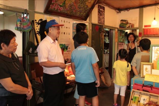 參訪團蒞臨參觀百年老旅社，並推廣無包裝碾米日。